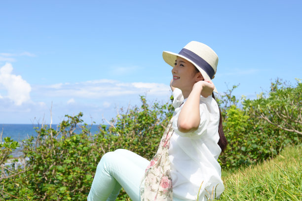 在公园里放松的女人图片下载