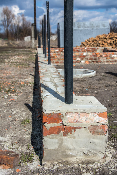 栅栏金属柱子，混凝土和砖的基础图片下载