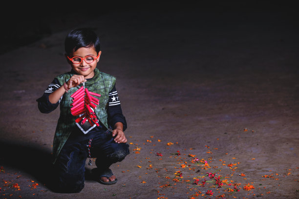 可爱的印度孩子在传统的穿着图片下载