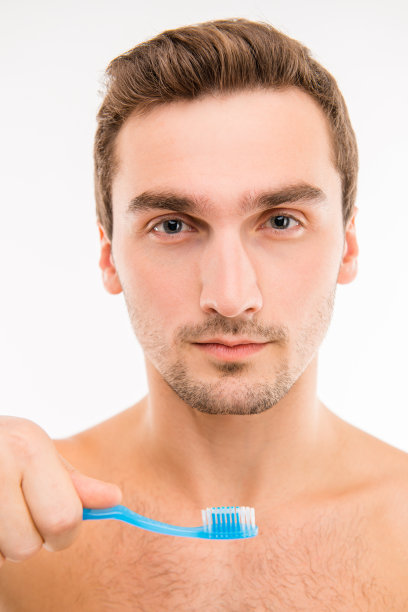自信的年轻人拿着牙刷图片下载