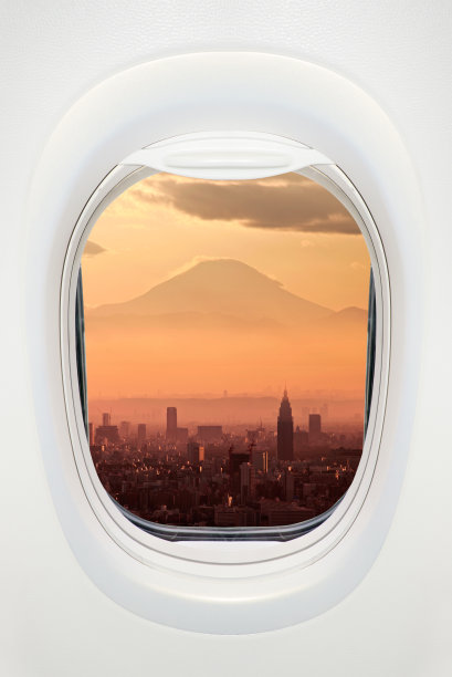 透过飞机的窗户看到东京和富士山的夜景，日本和亚洲旅游的概念图片下载