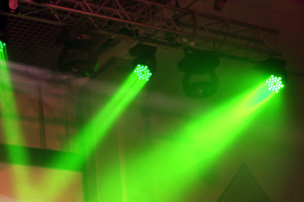 音乐会。舞台灯光。一些进入挑檐底面。图片下载