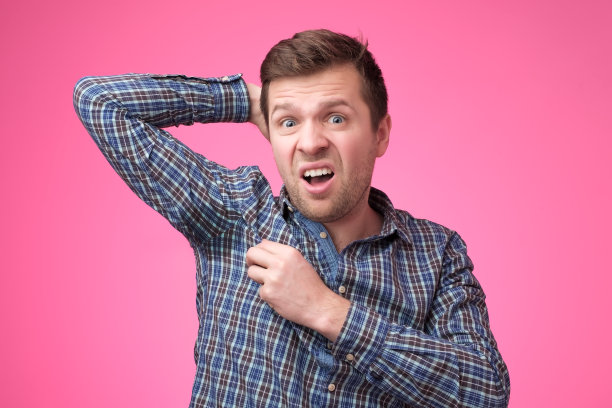 白种人，年轻人是担心和震惊，因为汗渍图片下载