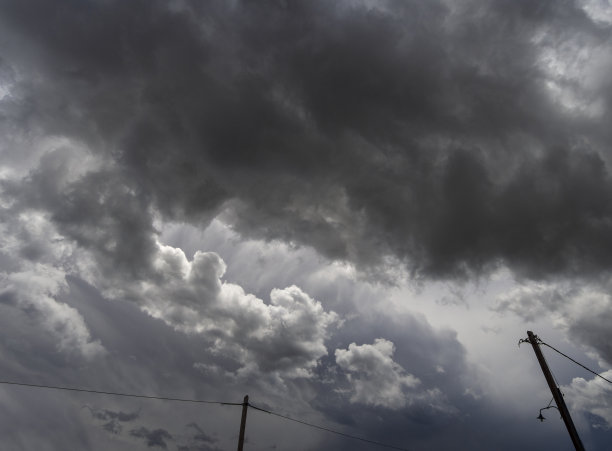 巨大的积云在即将来临之前可能会在希腊埃维亚岛的一个村庄形成风暴图片下载