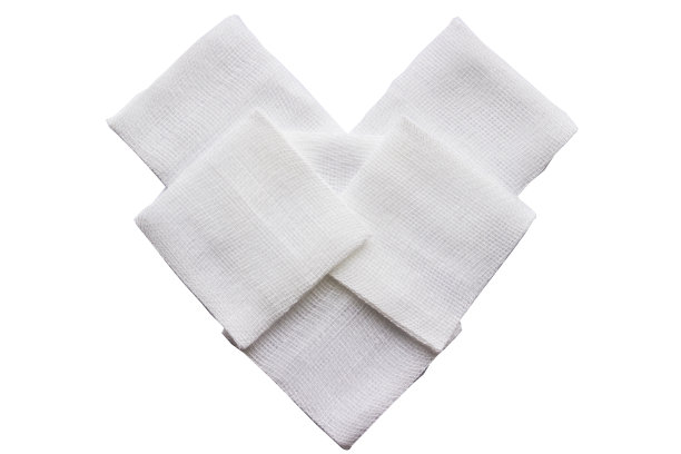 方形纱布在孤立的白色背景在护理概念图片下载