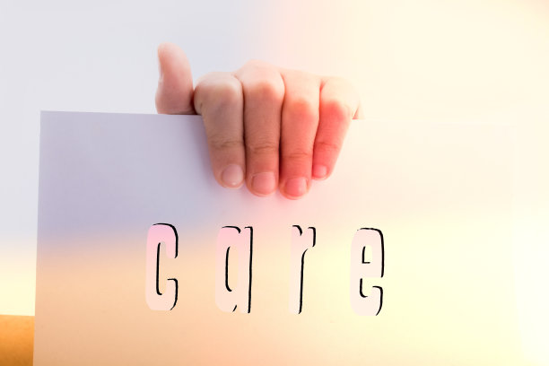 手握纸，用心措辞图片下载