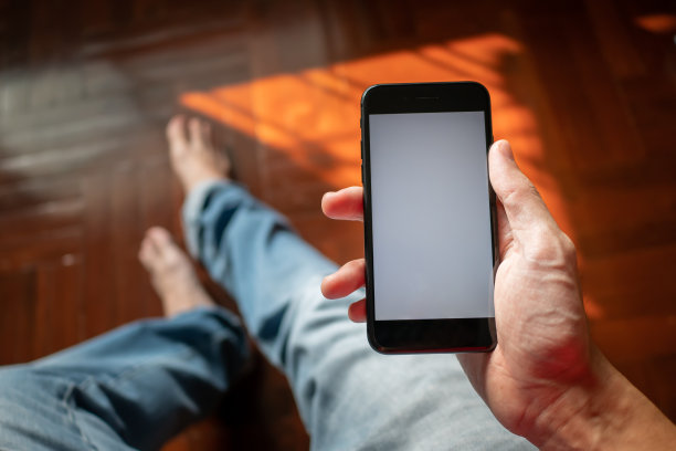 阳光从窗户射进来，男人在屋里打电话图片下载