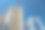 白色在建的高层建筑和塔吊映衬着蓝天。图片下载