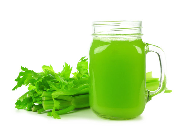 芹菜汁在一个玻璃瓶孤立在一个白色的背景图片下载