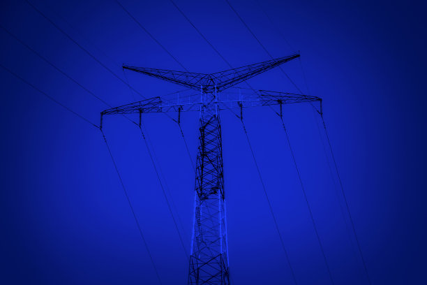 湛蓝夜空中高耸的电力塔图片下载
