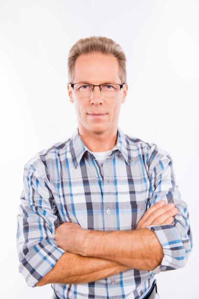 自信快乐的老人戴着眼镜交叉双手图片下载