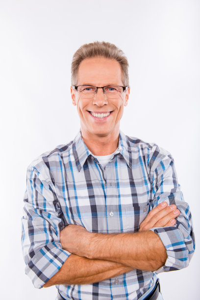 自信快乐的老人戴着眼镜交叉双手图片下载