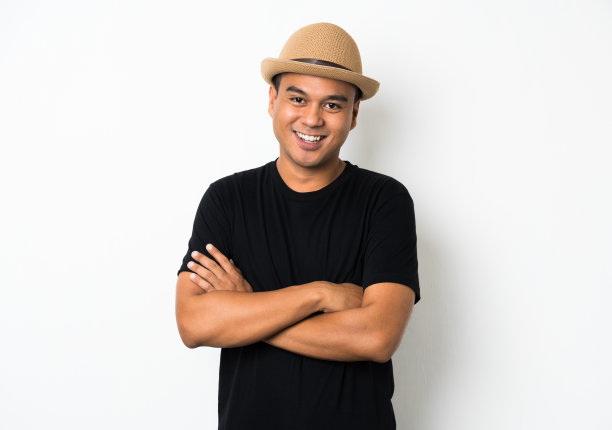 年轻英俊的亚洲男子手臂交叉图片下载