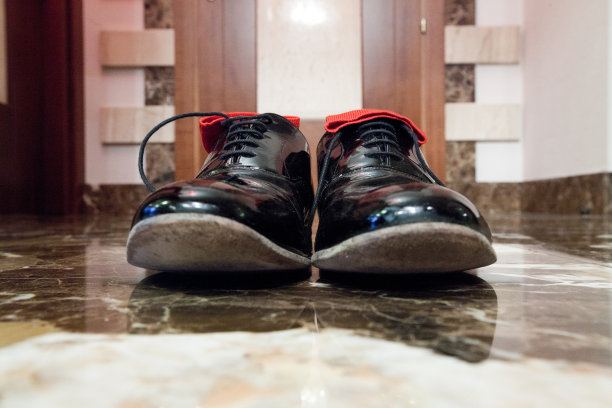男人的鞋子在地板上图片下载