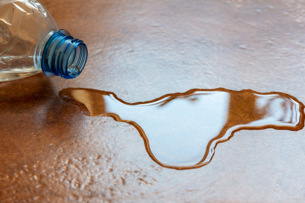 塑料瓶里的液体溅了出来图片下载