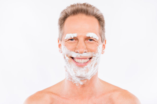 英俊快乐的男人，下巴和眉毛上有剃须泡沫图片下载