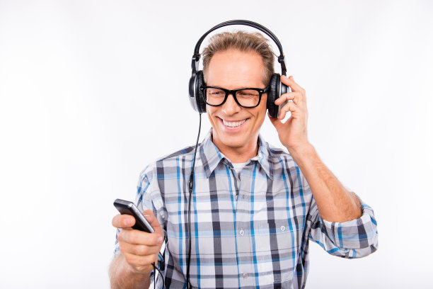 英俊开朗的老嬉皮士，戴着眼镜戴着耳机图片下载