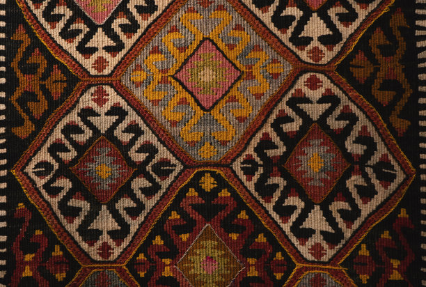 土耳其巴扎上的手工编织地毯和挂毯——传统土耳其地毯——东方工艺和室内装饰图片下载