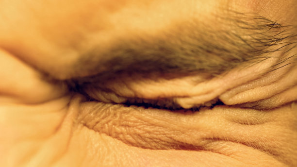 人类紧闭双眼，对强光反应，畏光，微距特写图片下载