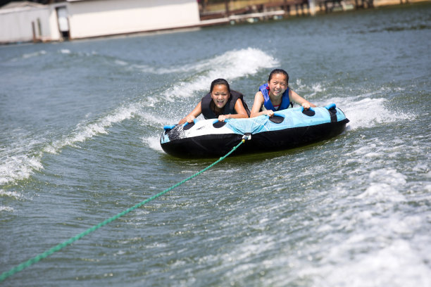 中国女孩享受着在湖上玩油管的午后时光图片下载