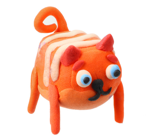 橡皮泥猫孤立在白色背景。建模粘土图片下载