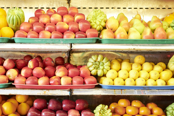 超市货架上的水果图片下载