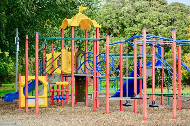 一个多彩的操场，邀请孩子们在那里玩耍。组合游乐场结构的儿童，包括滑梯，攀登者，游戏室图片下载