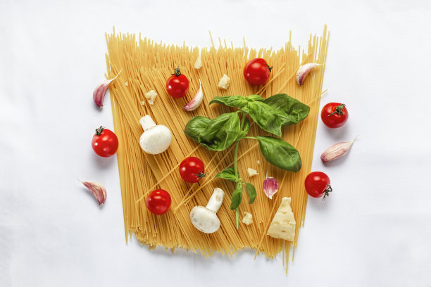 摄影，背景素材，烹饪意面，木色背景，蛋黄，静物，素材照片，橄榄油，番茄意面，意大利美食，摄影图片图片下载