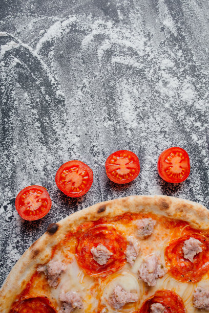 比萨意大利辣香肠。这张照片非常适合你设计你的餐厅菜单。访问我的页面。装饰西红柿和蘑菇片，黑色背景和面粉，俯视图。横幅，特写，拷贝空间图片下载