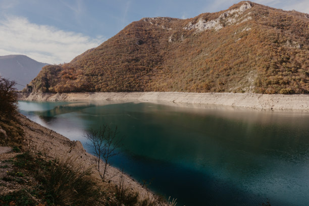皮瓦河大峡谷的景色。地点国家公园Durmitor, Pluzine镇，黑山，巴尔干，欧洲。热门旅游目的地的风景图像。发现地球之美。——图片图片下载