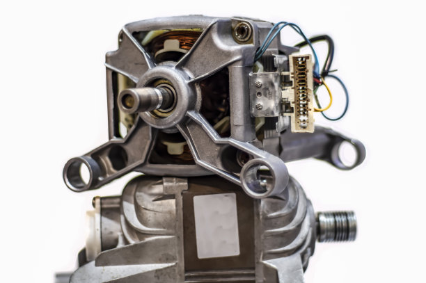 电机洗衣机隔离上白。白色背景上的自动发动机洗衣机的细节。图片下载