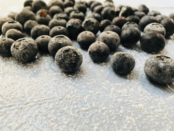 冷冻蓝莓和冰颗粒图片下载