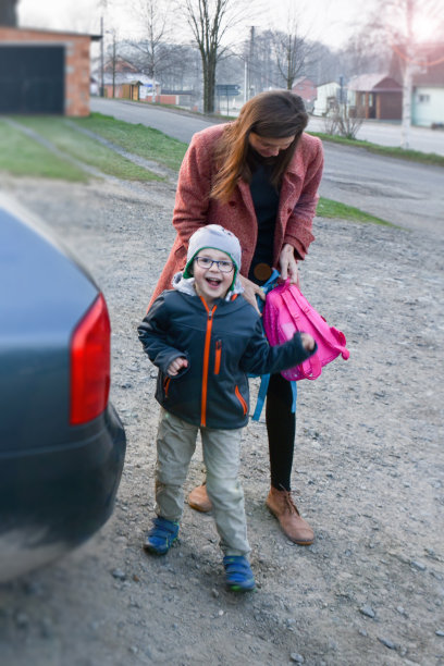 最兴奋的男孩(孩子)是去学校的汽车和笑图片下载