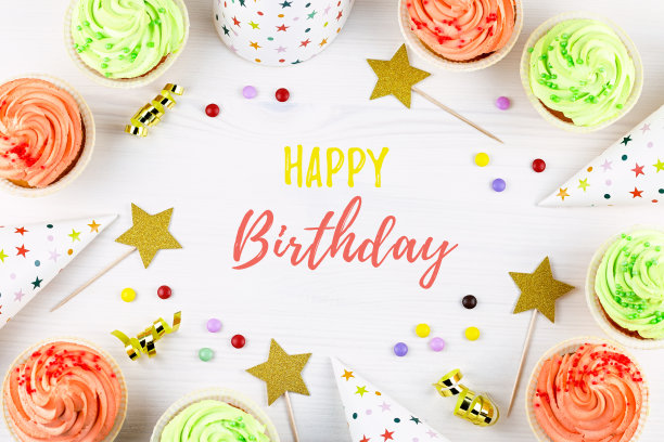 美味的彩色纸杯蛋糕特写与复制空间。生日派对糖果。生日贺卡快乐图片下载