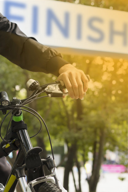 骑着自行车的人到达终点了。图片下载