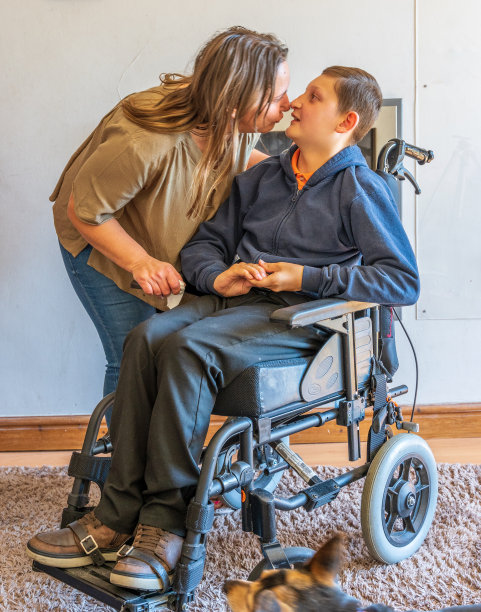 母亲与15岁失明残疾的儿子图片下载