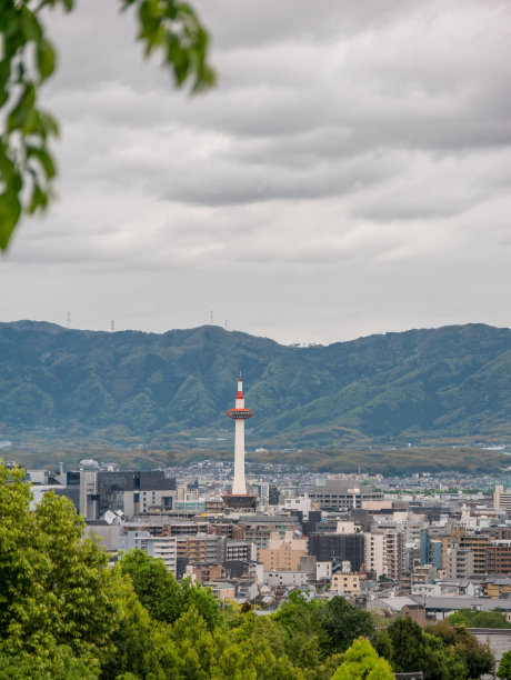 日本京都全景城市景观一览。背景是群山和阴雨的天空图片下载