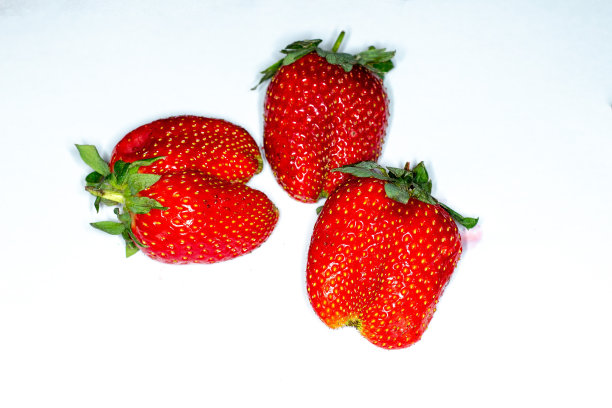白色背景上的甜草莓图片下载