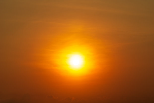 明亮的太阳在橙色的天空和云的自然背景图片下载