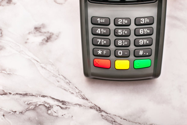 非接触式支付终端的灰色键盘放在大理石桌面，背景，拷贝空间图片下载