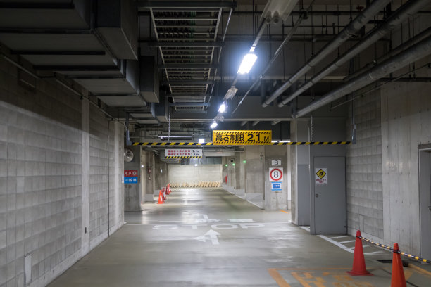 安静的地下停车场图片下载