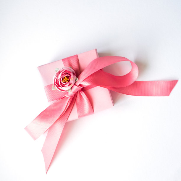 粉红色的礼品盒与粉红色的丝带在一个白色的背景。图片下载
