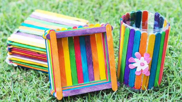 近距离观察由回收材料制成的彩色木盒图片下载