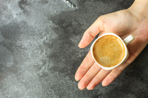 白色杯子里的咖啡。食品的背景。前图片下载