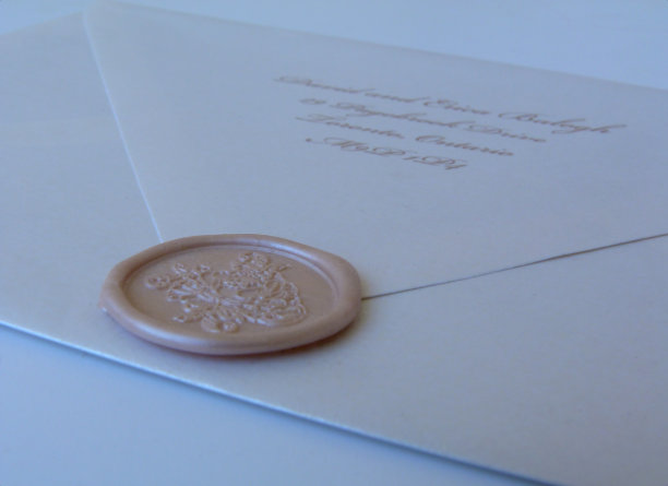 模糊软形象的婚礼邀请函。柔和色调的珍珠色蜡封图片下载