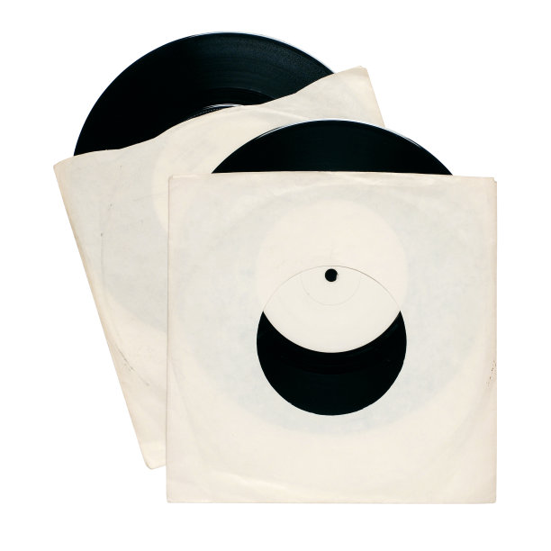 两张旧的黑胶单张唱片在素色的袖子里，孤立在白色的小路上图片下载