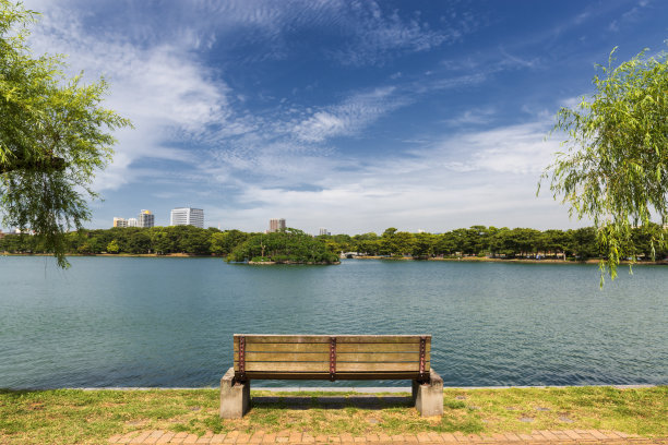 城市公园里的空长椅。日本福冈图片下载