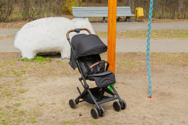 公园里漂亮的婴儿车。新设计图片下载