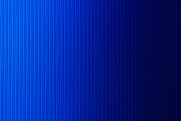 装饰底色为蓝色，条纹纹理水平渐变。墙纸。艺术。设计。图片下载