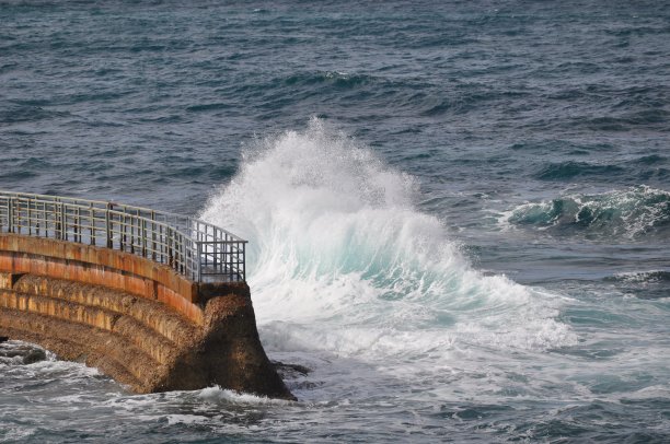 海浪拍打图片下载